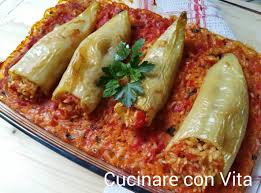 Avevo trovato dei bellissimi peperoni con la forma perfetta per farli ripieni, avevo ospiti e allora ho deciso di fare questi peperoni. Peperoni Ripieni Di Riso E Pomodori