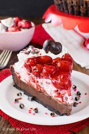 Chocolate Cherry Mousse Tart Layers Of Creamy Chocolate Cherry Mousse And Pie Filling Create A Must Make Dessert Great Re Recette Dessert Desserts Recette