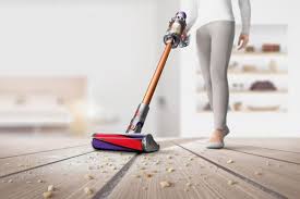 Simple à utiliser, l'aspirateur balai est léger et maniable. 3 Conseils Pour Bien Choisir Son Aspirateur Balai Conseils D Experts Fnac