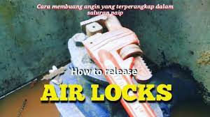 Cara mengatasi air tidak keluar disebabkan angin dalam paip di rumah semi d satu tingkat. Air Lock Cara Cara Buang Angin Dalam Saluran Paip Air Youtube