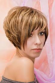 Sehr kurzer bob mit leicht angeschrägter partie am hinterkopf wird kombiniert mit einem eher längeren. Feather Bob Mit Kurzem Nacken Freche Pfiffige Und Flippige Kurzhaarfrisuren Kurzhaarfrisuren Flippige Kurzhaarfrisuren Kurzhaarschnitt Fur Feines Haar