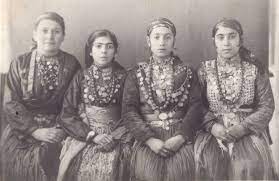 Jesidische frauen in traditioneller tracht (fotografie 1945). Jesidisch