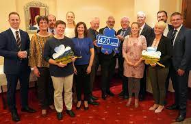 Okrajšava bic pomeni »poslovna identifikacijska koda« (nekdaj imenovana »bančna identifikacijska koda«). Vr Bank Ehrt Langjahrige Mitarbeiter 14 Mitarbeiter Der Vr Bank Sudliche Weinstrasse Wasgau Eg Feiern Dienstjubilaum Pfalz Express