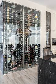 La Concorde Un Impressionnant Cellier En Verre Dans Cette Cuisine De Style Transitionnel Dream House Kitchens Bathrooms Home