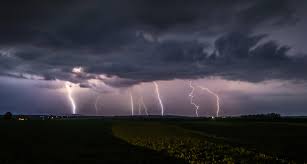 Ifølge gammel dansk folketro frembringes lyn og torden af tordenguden thor, når han kører med sin vogn over himlen og svinger sin hammer, mjølner lavet af: Pas Pa Din Bolig Ved Lyn Og Torden Alm Brand