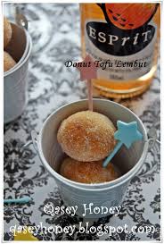 Masukan air sedikit demi sedikit, aduk adonan hingga setengah kalis. Donut Ball Tofu Lembut Qasey Honey
