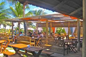 O mar agitado tem grandes ondas e se torna um local ideal. Melhores Restaurantes E Barracas De Praia Em Salvador Bahia