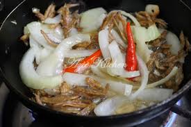 Apabila terbit bau wangi, masukkan cili yang telah dikisar. Ikan Bilis Goreng Bawang Azie Kitchen