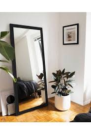 Evin temel mobilyalarından biri olan ve hemen hemen her gün kullanılan aynalara giyinme odalarından banyolara kadar birçok ortamda yer veriliyor. Boy Aynasi Modelleri Ve Fiyatlari Hepsiburada Com