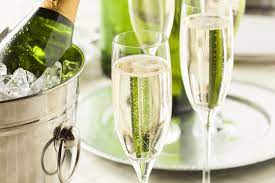A differenza del metodo classico, la rifermentazione non avviene in bottiglia ma in vasche d'acciaio inox dette autoclave. La Differenza Tra Prosecco E Spumante Goormee