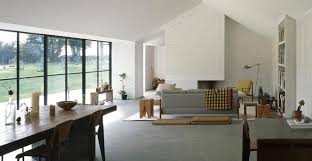 Nelle case di campagna, la cucina è spesso combinata con una sala da pranzo. Casa Minimal Nella Campagna Inglese