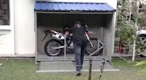 Bayangkan betapa nikmatnya menghilangkan capek selesai bekerja dan menikmati suasana bersama keluarga di ruang keluarga serta ruang tidur.bentuk pintu garasi minimalis idaman memang dapat saja berbeda. Tampilan Garasi Sepeda Motor Yang Aman Dan Hemat Ruangan Otosia Com