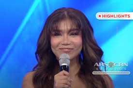 Jessica Villarubin spreads holiday cheer