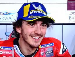 Pilota con il numero 63 del team @ducaticorse in motogp @vr46ridersacademy. Moto Gp Pecco Bagnaia Protagonista E In Pole Position Al Gran Premio Del Qatar
