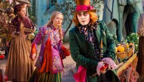 Chiusa nella sua stanza, la piccola alice attraversa un giorno uno specchio e comincia un viaggio meraviglioso in un fantasmagorico mondo al rovescio nel quale incontra strambi personaggi che le fanno compagnia. Alice Attraverso Lo Specchio La Disney Rida Vita Alla Fiaba