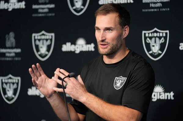 Kirk Cousins commands the first team offense with veteran authority, do AI tạo