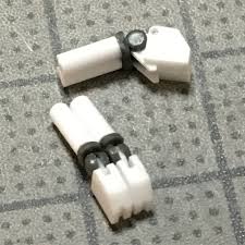 肩フレーム内のシリンダーディテールを作りました 作っている途中 何度もパーツがピンセットから跳ねて行方不明になりかけましたが そのたびに洋服のシワの間とか 机の脚の陰から救出してなんとか接着剤で固めました もけいなかま modelkit plamo plasti