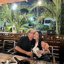 बूढ़ा पति कमाता है पैसे, सब सर्जरी पर लुटा देती है 29 साल की बीवी! बन चुकी  है आधी प्लास्टिक ... - Wife spend old husbands money on plastic surgery to  look