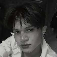 En 1907, un médico llamado Duncan MacDougall intentó pesar el alma humana.  Colocó a pacientes terminales en una cama con una balanza extremadamente  precisa y registró una pérdida promedio de 21.3 gramos