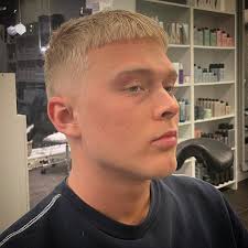 Stilig type🌟@jack Sander Nilsen donerte håret sitt i dag💇🏼‍♂️🙌  #skinfade #shortcut #menstyle #menhaircut #newlook 💛