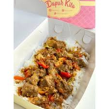 Oseng daging sapi + nasi, kuah susu soto betawi, irisan daun bawang, bawang goreng, dan emping. Nasi Oseng Daging Sengkel Shopee Indonesia