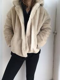 Doudoune cintrée taille 36 couleur crème avec col fourrure qui peut se transformer en capuche grâce à une fermeture éclair dans le col. Veste Fausse Fourrure Zara Avec Capuche Vinted