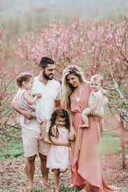 Family Photo Outfit Ideas For Summer Lynzy Co Family Photography Outfits Summer Family Photos Family Portrait Outfits