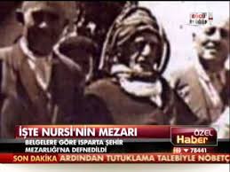 Ancak devletin şeyh said'in mezar yerini bilmesine rağmen sakladığını savunan fırat, mağdur olan ailelerin en azından kendi mezar taşına kavuşmayı beklediğini bildirdi. Iste Said Nursi Nin Mezari