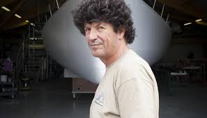 Jean le cam a réussi dans la nuit de lundi à mardi à récupérer à son bord kevin escoffier, skipper de prb engagé sur le vendée globe, réfugié depuis de longues heures dans son radeau de survie. Les 20 Ans De Jean Le Cam Comment Il Est Devenu Navigateur Professionnel L Etudiant