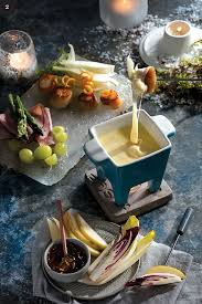 Fireside Fondue Cool And Contrasting Combinaison De Glace Fondue Au Coin Du Feu Cheese Fondue Cheese Board