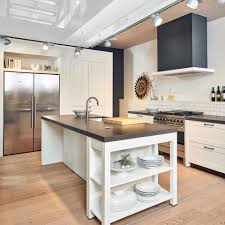 Moderne Landhauskuche Mit Weissen Paneelfronten Landhauskuche Haus Kuchen Kuche