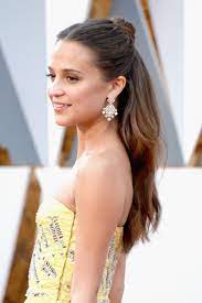 Alicia Vikander Turns The Half Up Topknot Into A New Red Carpet Classic At The 2016 Oscars Oscar Hairstyles Princess Belle Hair Alicia Vikander Hair