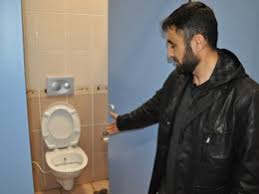 Alaturka tuvaleti alafrangaya çevirmek bu aparat sayesinde alaturka tuvaletinizi birkaç dakikada alafrangaya dönüştürebilirsiniz. Batman Da Alafranga Klozetlere Halk Tepki Gosterdi
