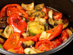 Legumele la cuptor sunt perfecte atat in perioada postului dar pot reprezenta si garnitura ideala alaturi de carnea de pui sau de peste. Legume La Cuptor