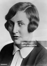 83 Dora 1930 Photos & High Res Pictures