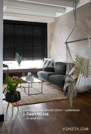 pin op houten jaloezieen
