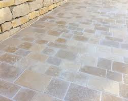 Paves En Pierre Naturelle De Bourgogne Citeaux Le Comptoir Des Pierres Dallage Terrasse Deco Terrasse Exterieure Terrasse Pave