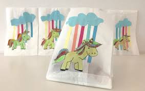 Bei einem lustigen kindergeburtstag darf sich das gefeierte geburtstagskind selbst über viele schöne geschenke und eine tolle party mit seinen besten freunden und freundinnen freuen. Regenbogen Einhorn Geburtstag Deko Spiele Kuchen Mamaskind