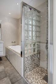 Petite Salle De Bains Avec Baignoire Douche 27 Idees Sympas Amenagement Salle De Bain Idee Salle De Bain Salle De Bains Moderne