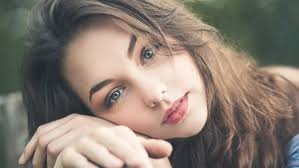 تعرف على تفسير رؤية امرأة مشهورة في المنام لابن