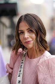 Of air touch with my foilayage method to create a deep rooty blonde on dark hair with a blonde yet blended face frame highlight! 22 Best Face Framing Highlights Ideas For 2021