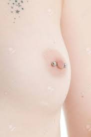 若い女性の胸の乳首のピアスにの写真素材・画像素材 Image 4795961