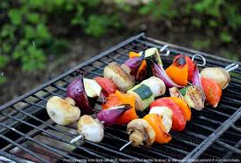 Comment bien placer et aménager son barbecue ? Brochettes De Legumes Au Barbecue Laquees Sauce Soja Les Epices Rient