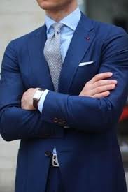 El traje azul es un clásico, el azul oscuro es uno de los más utilizados, sobre todo en el ámbito de los negocios. Emparejar Un Traje Azul Marino Con Una Camisa De Vestir Celeste Es Una Opcion Atractiva Para Una Camisas Para Traje Traje Azul Marino Hombre Traje Azul Hombre