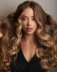 Com sofisticação, revelamos a estreia de um ensaio protagonizado pela  exuberante Bruna Weber e pelo renomado fotógrafo Felipe Mesquita, conforme  anunciado. Deslumbre-se com a primorosa maquiagem e o penteado impecável da  modelo,