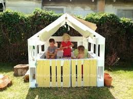 Kleines Haus Fur Die Kinder Von Paletten Kinder Gartenhaus Diy Spielhaus Kinderhaus