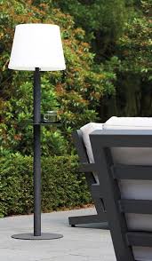Eine spezielle pulverbeschichtung verleiht diesem material eine edle, matt glänzende optik und macht es unempfindlich gegen alle witterungseinflüsse im wechsel der. Inspiratie Voor De Tuin Deze Handige Tuinlamp Geeft Naar Verlichting Ook Plaats Voor Een Drankje Ideaal Tuinse Aussenbeleuchtung Garten Pflanzen Gartenmobel