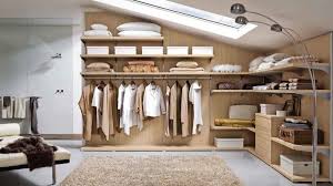 Les parties sous pente sont souvent mal exploitées, alors que la place pouvant être gagnée peut être considérable pour ranger tout ce que vous souhaitez, et ce dans n'importe quelle pièce de la maison : Dressing Sous Combles Nos Conseils Pour Bien L Amenager Visite Deco