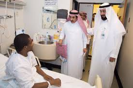 الـ مـديـ نـ ة الـ طبـ يـ ة Twitterren المدير الطبي بمستشفى الملك خالد الجامعي د عبدالله السقا يعايد المرضى المنومين عيد الاضحى