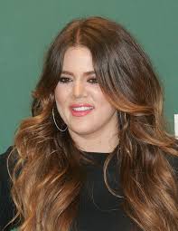 Una rilevante quantità di pazienti (tra il 30 e il 50%) perde i capelli in modo significativo durante e/o dopo l'infezione virale. Caduta Capelli Post Covid Per Khloe Kardashian Racconto E Rimedi Amica